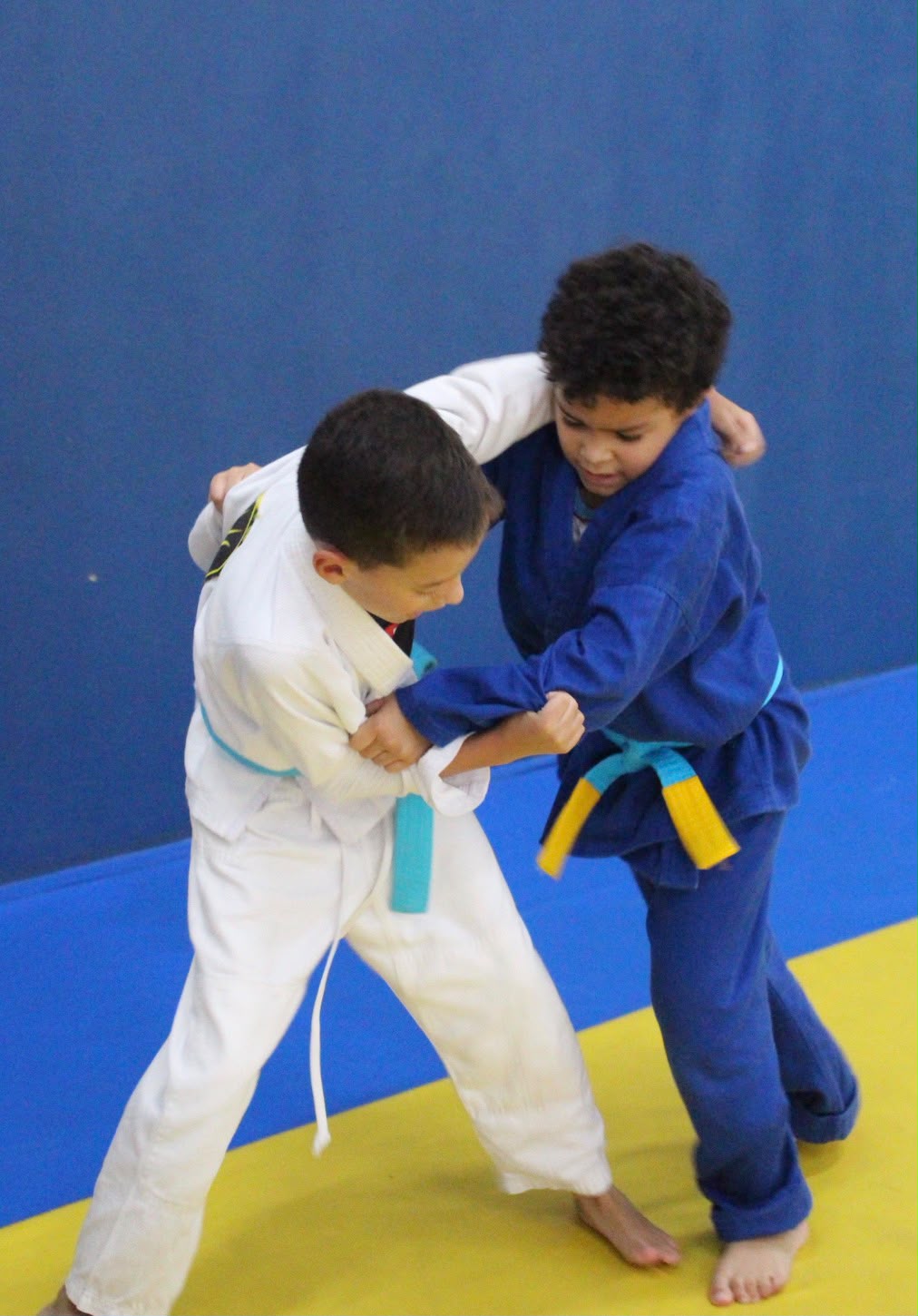 Alunos da Pequenuchos praticando Judô no tatame